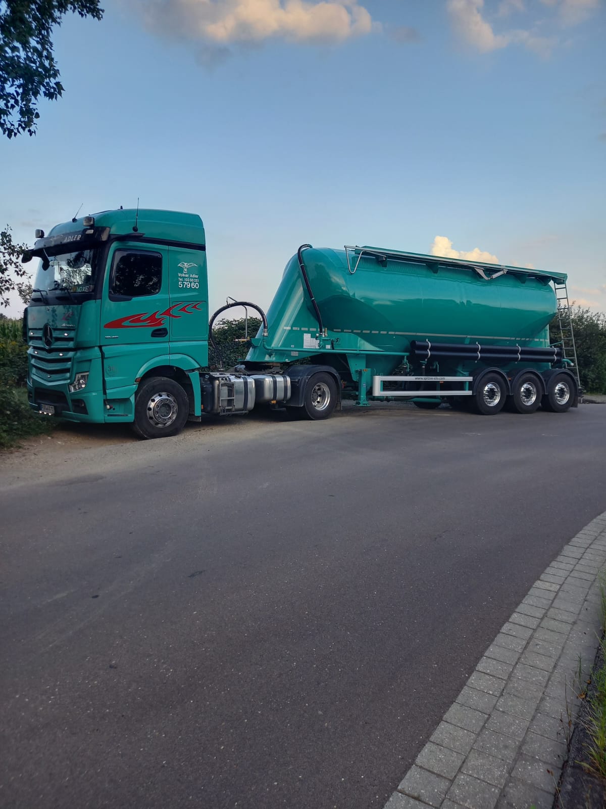 Silofahrzeug Mercedes-Benz Actros – Zement und Asche Transporte